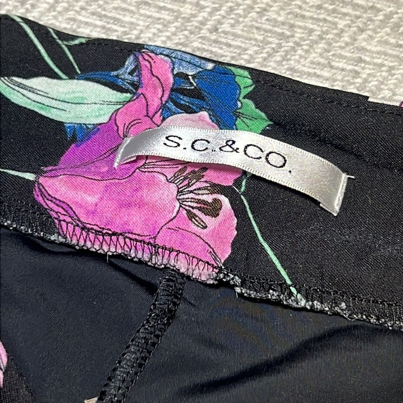 Floral Black Skort. S.C& Co. Size 8 - Picture 5 of 8